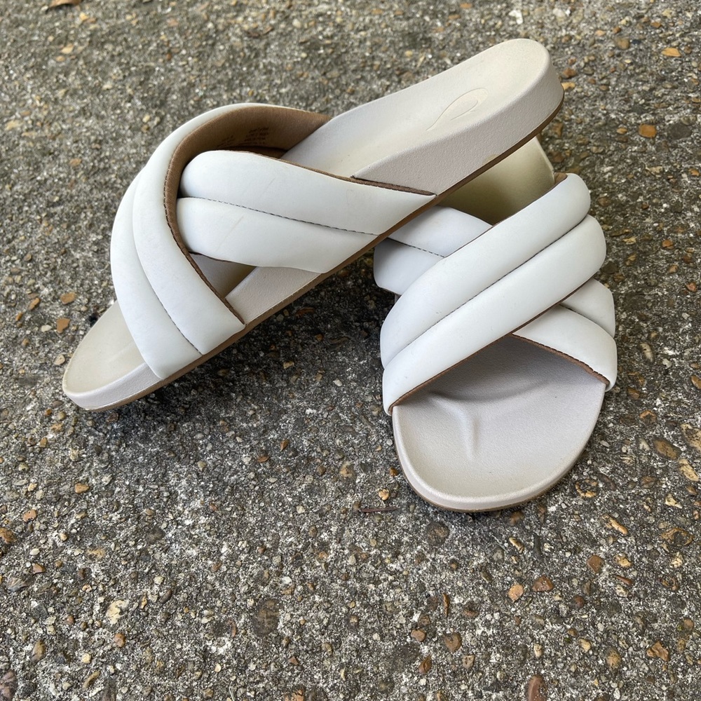 Olukia Hila Sandals / Slides, off-white, Women's Size 7, EUC